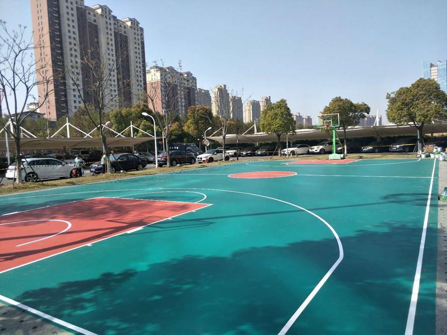 塑膠球場的破損的主要原因是什么？